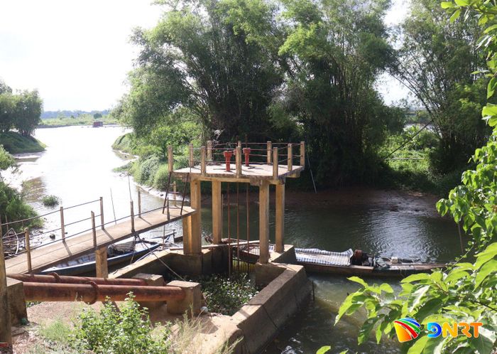 Nguồn nước sông Cầu Đen bị nhiễm mặn nặng kéo dài làm các trạm bơm cấp nước sản xuất và sinh hoạt gặp khó khăn. Ảnh: HOÀNG HIỆP
