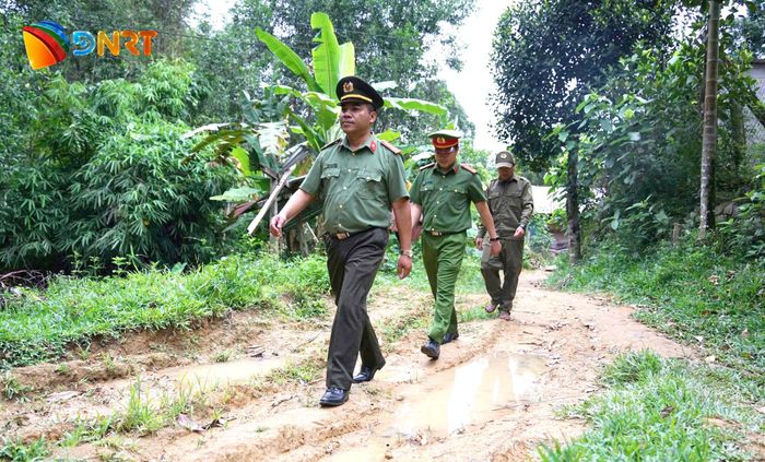 Công an xã Phước Năng tăng cường bám cơ sở, lắng nghe và hỗ trợ người dân trong đời sống hằng ngày. Ảnh: TRÂM ANH