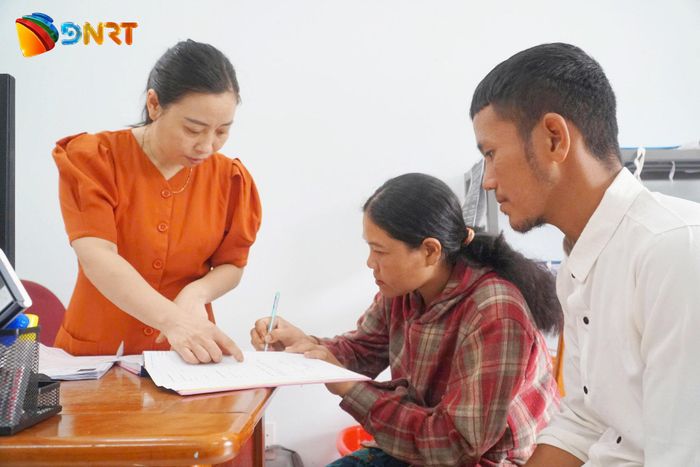 Vợ chồng anh A Cưới được hỗ trợ hoàn thiện thủ tục để tiếp cận nguồn vốn phát triển sinh kế. Ảnh: HỮU TRUNG