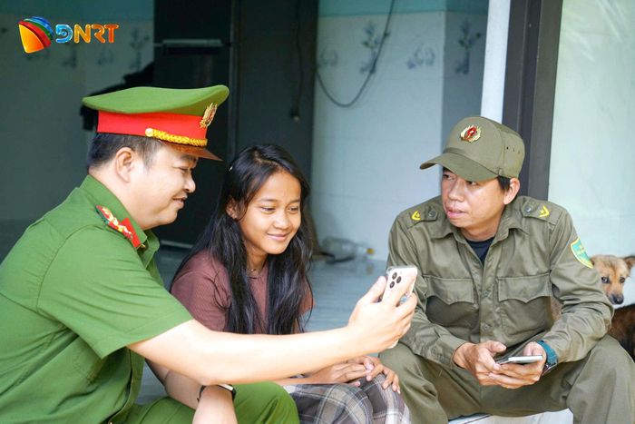 Về cơ sở cũng là dịp để cán bộ Công an xã lắng nghe tâm tư của người dân. Ảnh: TRÂM ANH