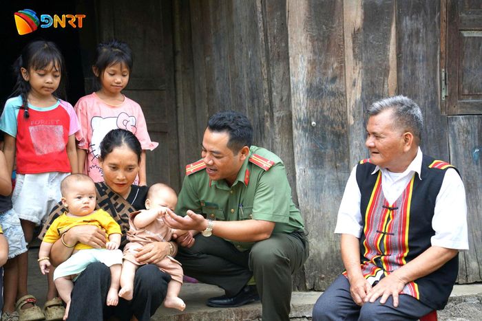 Gần dân, hiểu dân là cách lực lượng Công an xã Phước Năng nắm bắt những vấn đề ngay từ cơ sở. Ảnh: TRÂM ANH