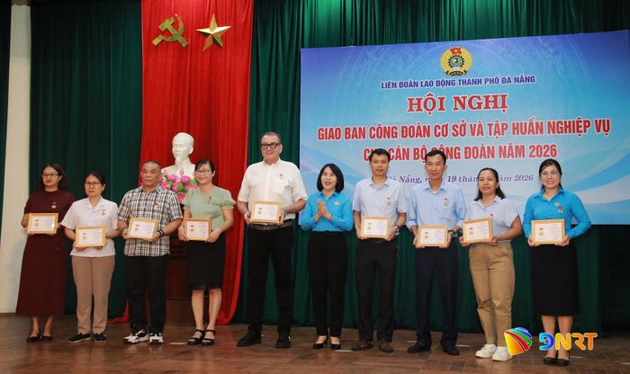 Lãnh đạo Liên đoàn Lao động thành phố trao Kỷ niệm chương “Vì sự nghiệp xây dựng tổ chức Công đoàn” cho 10 cá nhân tiêu biểu. Ảnh: ĐẮC MẠNH