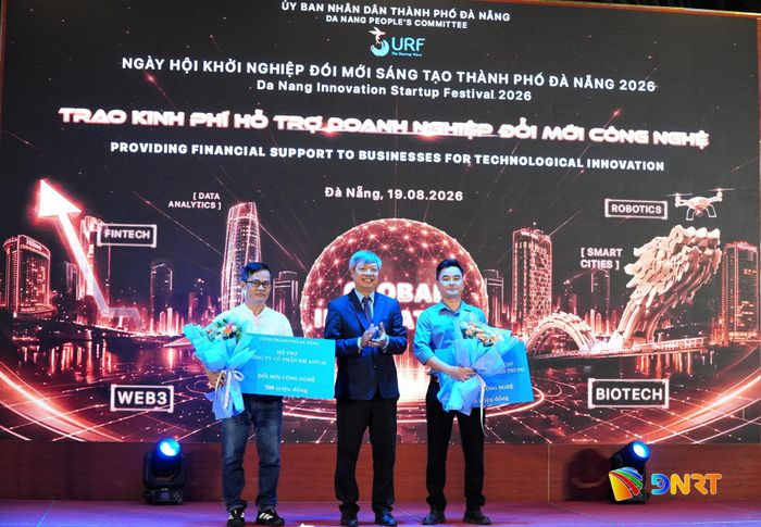 Phó Chủ tịch UBND thành phố Hồ Quang Bửu (giữa) trao kinh phí hỗ trợ doanh nghiệp đổi mới công nghệ. Ảnh: VINH ANH