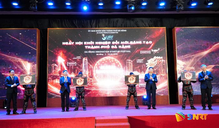 Lãnh đạo Bộ Khoa học và Công nghệ cùng lãnh đạo thành phố thực hiện nghi thức khai mạc SURF 2026. Ảnh: VINH ANH