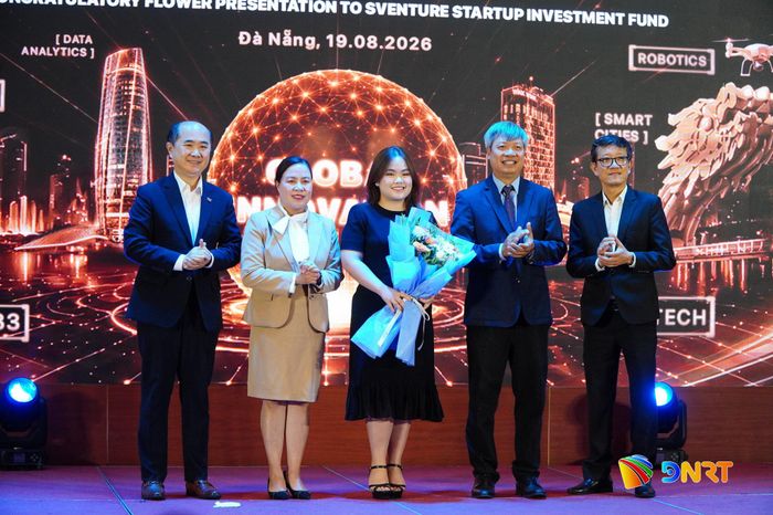 Phó Chủ tịch UBND thành phố Hồ Quang Bửu (thứ 2, bên phải sang) chúc mừng Quỹ đầu tư SVentures ra mắt tại Đà Nẵng. Ảnh: VINH ANH