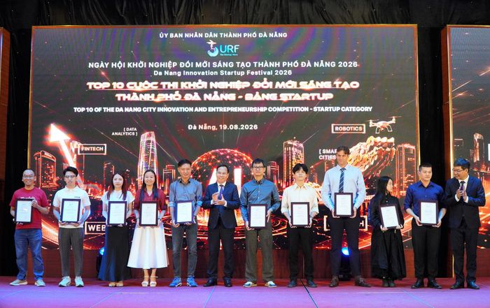 Lãnh đạo Sở Khoa học và Công nghệ trao chứng nhận vinh danh 10 dự án xuất sắc ở Bảng Doanh nghiệp lọt vào vòng chung kết cuộc thi. Ảnh: VINH ANH