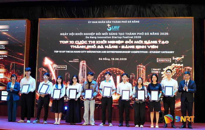 Lãnh đạo Sở Khoa học và Công nghệ trao chứng nhận vinh danh 10 dự án xuất sắc ở Bảng Sinh viên lọt vào vòng chung kết cuộc thi. Ảnh: VINH ANH