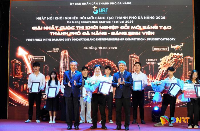 Phó Chủ tịch HĐND thành phố Đoàn Ngọc Hùng Anh (hàng đầu, bên trái) và Phó Chủ tịch UBND thành phố Hồ Quang Bửu trao giải Nhất cho đại diện dự án ở Bảng Sinh viên. Ảnh: VINH ANH