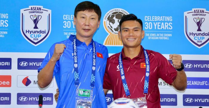 Hậu vệ Phạm Xuân Mạnh thể hiện quyết tâm cùng tuyển Việt Nam đánh bại Malaysia trên sân Mỹ Đình.