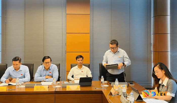 Đại biểu Trần Mạnh Huy thảo luận tại tổ. Ảnh: HỒNG CHÂU