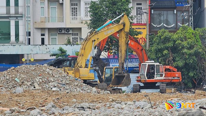 Tháo dỡ sân vận động Chi Lăng. Ảnh: PHƯƠNG UYÊN
