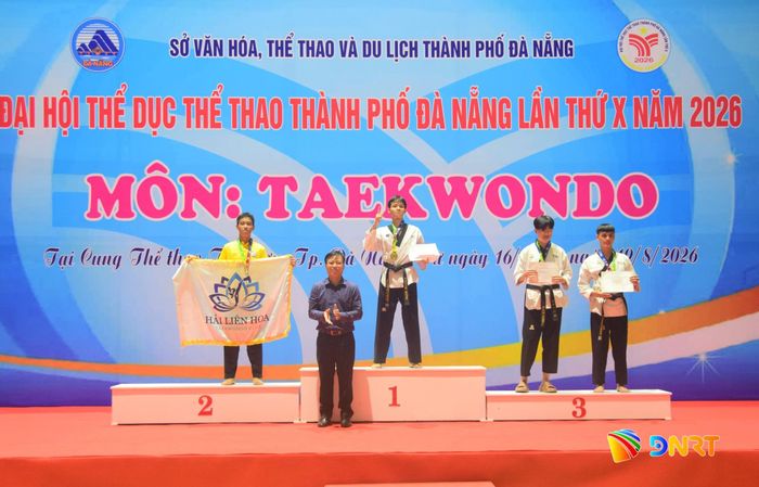 Ban tổ chức trao giải cho vận động viên đạt thành tích ở nội dung quyền cá nhân nam. Ảnh: THÀNH DANH