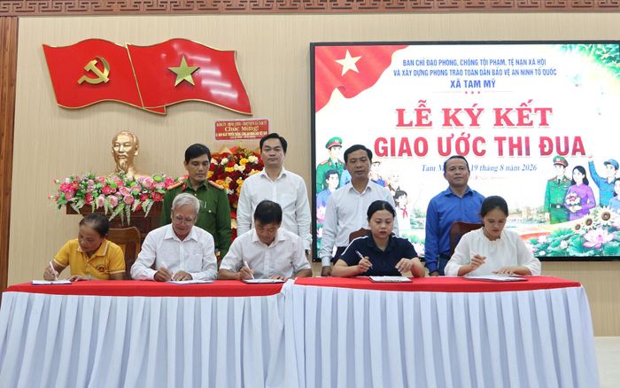 Các thôn ký cam kết thực hiện mô hình “Khu dân cư không ma túy”. Ảnh: XUÂN THƯƠNG