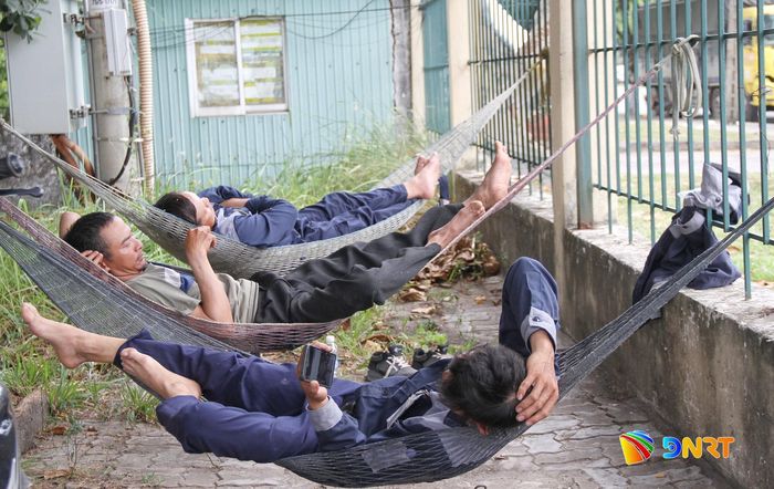 Từ khi có “Điểm dừng chân công nhân”, công nhân lao động có giấc nghỉ trưa trọn vẹn, an toàn hơn. Ảnh: LAM PHƯƠNG