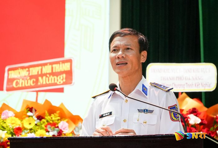Đại tá Trần Hồng Quế, Phó Chính ủy Bộ Tư lệnh Vùng Cảnh sát biển 2 phát biểu tại hội nghị. Ảnh: HỒ QUÂN