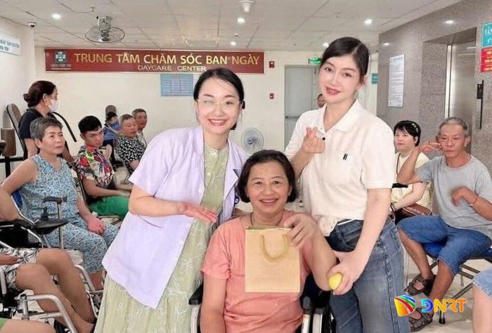 Hoa hậu Nhân ái Nguyễn Thị Hoa (bên phải) trao quà cho các bệnh nhân tai biến đang điều trị tại Bệnh viện 199. Ảnh: H.T