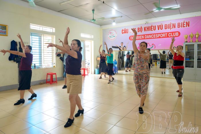 Thành viên Câu lạc bộ Khiêu vũ Điện Biên - tỉnh Điện Biên tích cực luyện tập cho Festival Dân vũ Quốc tế năm 2026 sắp tới.