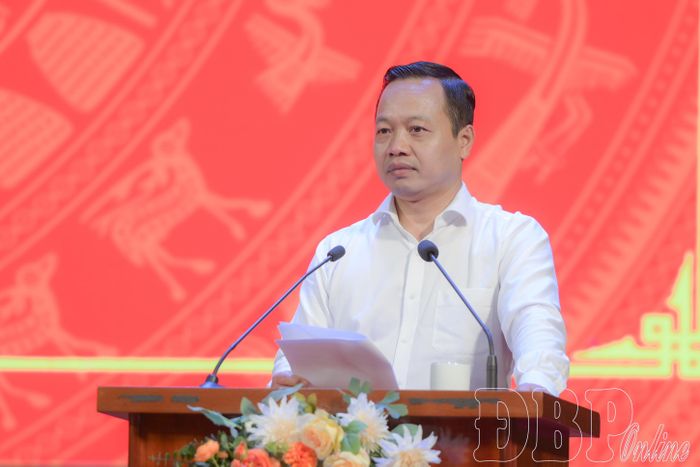 Đồng chí Trần Tiến Dũng, Ủy viên Trung ương Đảng, Bí thư Tỉnh ủy, Trưởng đoàn ĐBQH tỉnh phát biểu tại Hội nghị.
