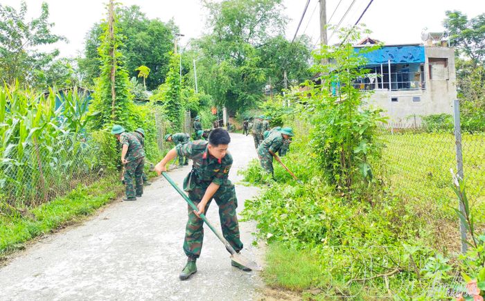 Cán bộ, chiến sĩ dọn vệ sinh, phát quang đường giao thông, liên thôn bản. 