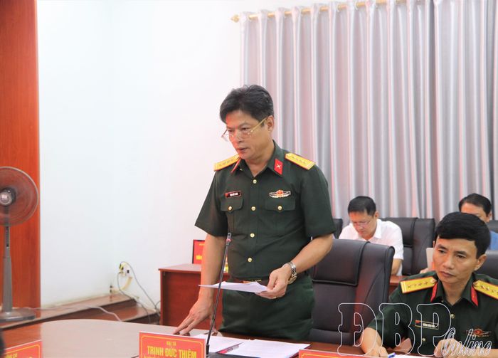 Thành viên Ban Chỉ đạo diễn tập khu vực phòng thủ phát biểu tại hội nghị.