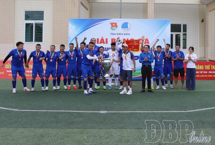  Bí thư Tỉnh đoàn Mùa Chiến Thắng trao Huy chương và Cúp cho đội vô địch.