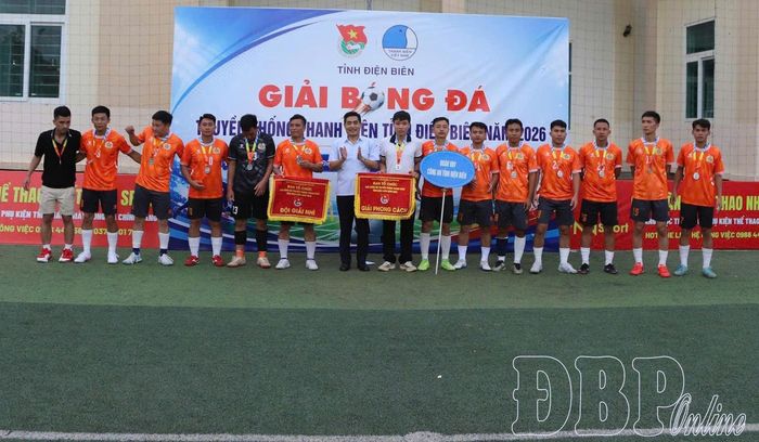 Lãnh đạo Liên đoàn Lao động tỉnh trao giải Nhì cho đội Công an tỉnh.