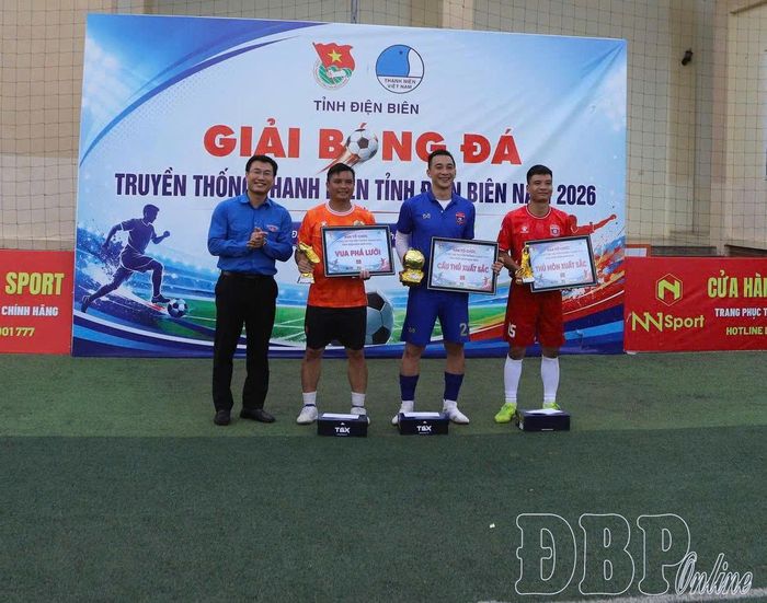 Ban tổ chức trao giải cá nhân cho các cầu thủ.