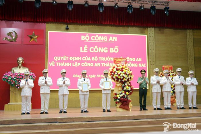 Đại tướng Lương Tam Quang, Ủy viên Bộ Chính trị, Bộ trưởng Bộ Công an trao quyết định công bố thành lập Công an thành phố Đồng Nai.