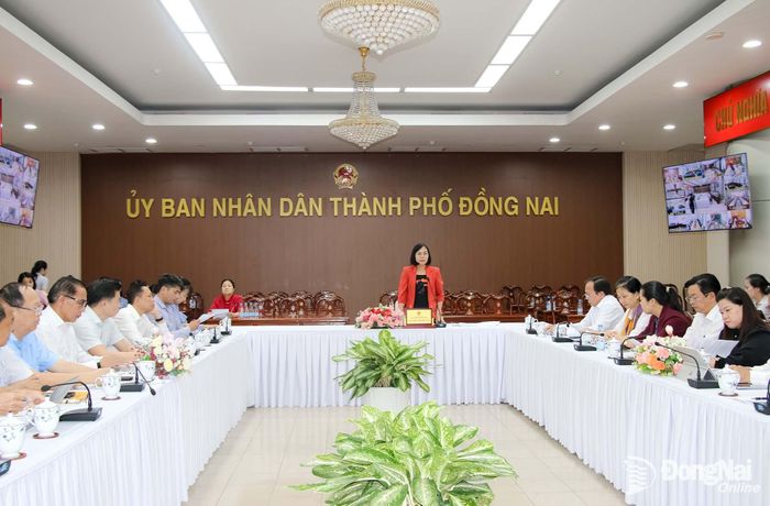 Thành ủy viên, Phó Chủ tịch UBND thành phố Nguyễn Thị Hoàng phát biểu kết luận tại cuộc họp. Ảnh: Hải Quân