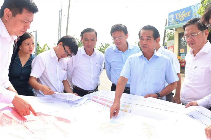 Đồng chí Thái Bảo, Phó Bí thư Thành ủy, Trưởng ban Tổ chức Thành ủy kiểm tra khu vực dự kiến xây dựng cầu Tân Hiền trên địa bàn phường Tân Triều. Ảnh: Phạm Tùng