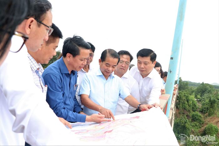 Các đơn vị báo cáo tiến độ thực hiện các dự án 1-2, đường vành đai 4 - Thành phố Hồ Chí Minh; gia cố bờ sông Đồng Nai. Ảnh: Phạm Tùng