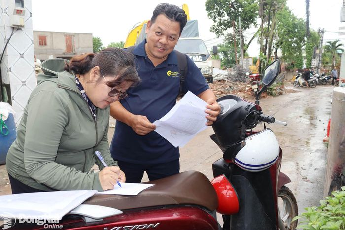 Trung tâm Phát triển quỹ đất thành phố Đồng Nai ghi biên bản tiếp nhận bàn giao đất của một hộ dân. Ảnh: Hoàng Lộc