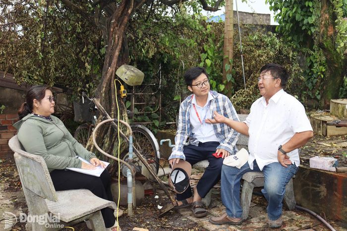 Người dân khu phố Hương Phước trao đổi với cán bộ đi tuyên truyền, vận động bàn giao mặt bằng. Ảnh: Hoàng Lộc