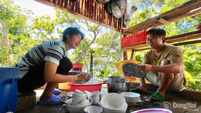 Những khoảnh khắc đời thường nhưng đầy kỷ niệm của các tình nguyện viên trên đảo. Ảnh: NVCC