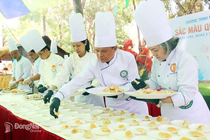 Các đầu bếp phục vụ món ăn miễn phí tại KDL Bửu Long.