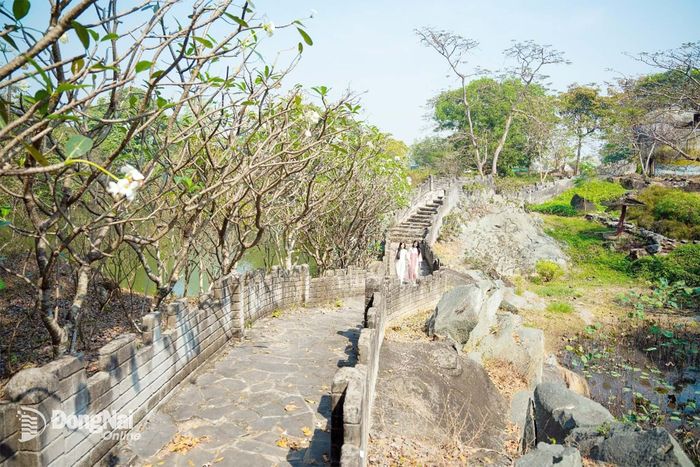 Tham quan “vạn lý trường thành” tại KDL Bửu Long.
