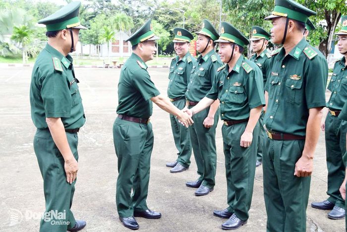 Đoàn kiểm tra tại Đồn biên phòng Bù Đốp. Ảnh: Tú Trịnh