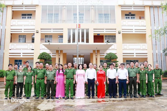 Đồng chí Nguyễn Thị Cát Tiên, Thành ủy viên, Bí thư Đảng ủy, Chủ tịch HĐND phường Xuân Lộc cùng cán bộ, chiến sĩ Công an phường. Ảnh: Ngọc Hoàng