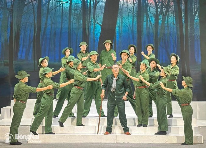 Câu chuyện về người thương binh trở về sau chiến tranh được Nhà hát Nghệ thuật Đồng Nai tái hiện trong vở cải lương Đồng chí. Ảnh: My Ny