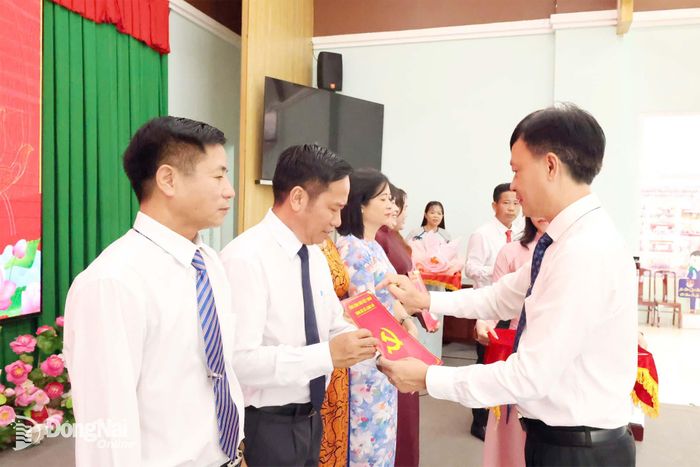 Bí thư Đảng ủy xã Lê Anh Nam trao quyết định thành lập các chi bộ. Ảnh: Phạm Yến