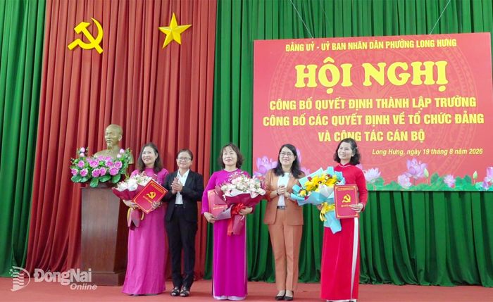 Lãnh đạo Đảng ủy phường Long Hưng trao các quyết định thành lập các Đảng bộ trường học. Ảnh: Đỗ Hồng