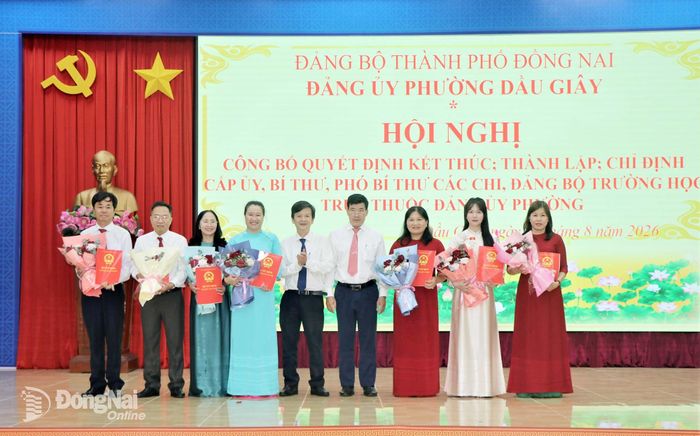 Lãnh đạo UBND phường Dầu Giây trao quyết định sáp nhập 7 trường học mới. Ảnh: Nhật Quang