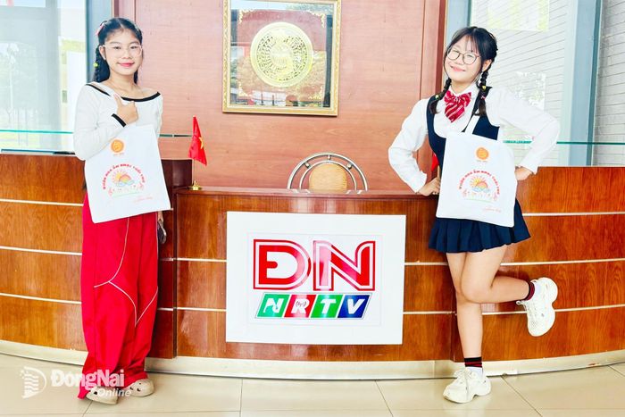 Yến Trang và Khả Doanh chụp hình tại Báo và Phát thanh, Truyền hình Đồng Nai trước khi tham gia chương trình. Ảnh: Minh Huệ