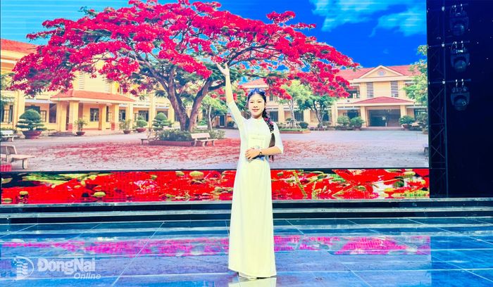 Yến Trang thể hiện ca khúc “Giấc mơ thần tiên”, sáng tác Nguyễn Hoàng Linh gửi gắm khát vọng tuổi thơ trong sáng và niềm tin bước vào năm học mới. Ảnh: Minh Huệ