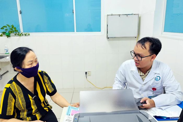Người dân khám bệnh được hưởng bảo hiểm y tế tại Bệnh viện Đa khoa Thống Nhất. Ảnh: Hạnh Dung