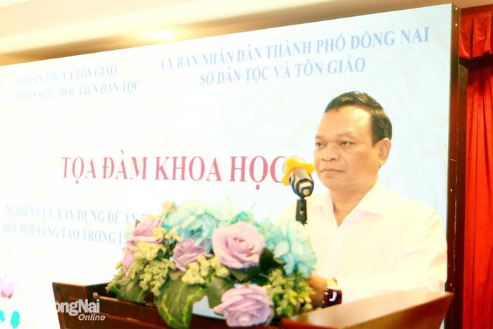 Phó Giám đốc Sở Dân tộc và Tôn giáo thành phố Đồng Nai Điểu Nen phát biểu tham luận tại tọa đàm. Ảnh: Văn Truyên