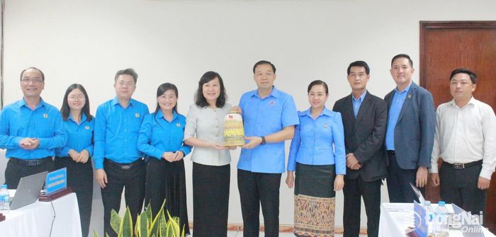 Đồng chí Huỳnh Thị Hằng, Phó Bí thư Thành ủy, Chủ tịch Ủy ban MTTQ Việt Nam thành phố Đồng Nai tặng quà lưu niệm đoàn đại biểu Trung ương Liên hiệp Công đoàn Lào. Ảnh: N.Hòa