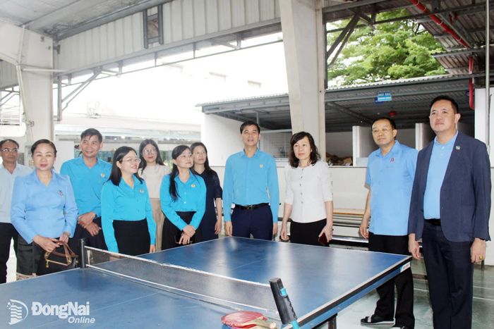 Đoàn công tác và lãnh đạo thành phố Đồng Nai tham quan các mô hình chăm lo đời sống công nhân tại Công ty TNHH Tokin Electronics Việt Nam. Ảnh: N.Hòa