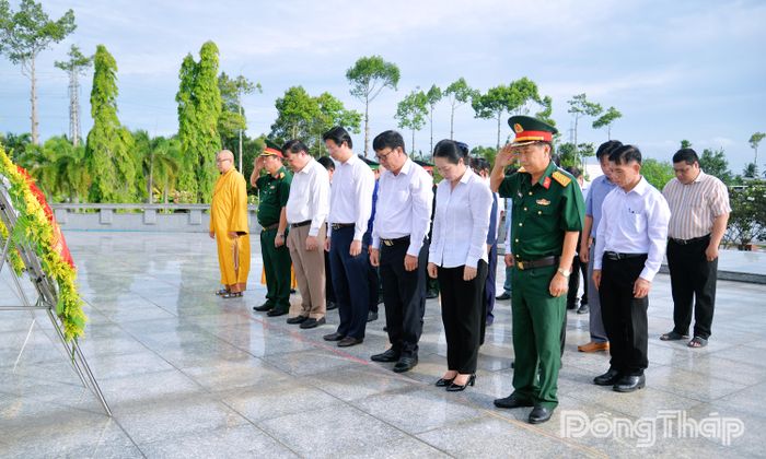 Đoàn dành 1 phút mặc niệm tưởng nhớ công ơn các Anh hùng liệt sĩ.