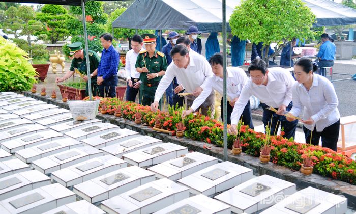 Lãnh đạo tỉnh thắp hương các phần mộ chưa xác định được thông tin.
